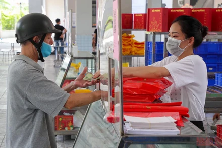 Người dân tuân thủ 5K khi mua bánh.