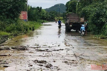 Đường giao thông qua đập tràn xã Yên Thái, huyện Văn Yên, nơi xảy ra vụ việc thương tâm. (Ảnh: THANH SƠN).