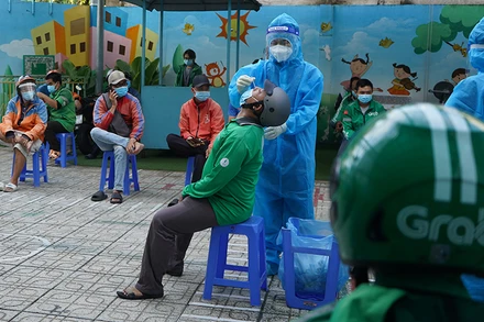 Test nhanh cho các shipper tại Trạm y tế lưu động.