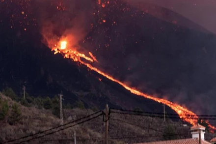 Dung nham phun trào từ núi lửa Cumbre Vieja có thể tràn ra biển trong những giờ tới. (Ảnh: La Vanguardia) 