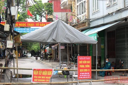 Chốt kiểm soát, phong tỏa tổ dân phố 10, phường Ngọc Trạo, thành phố Thanh Hóa.