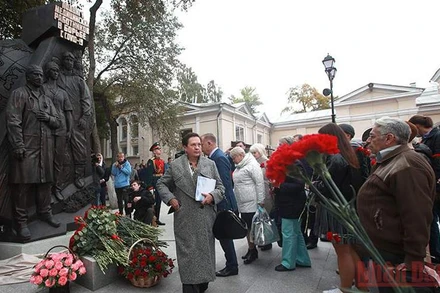 Tượng đài tôn vinh bác sĩ trong đại dịch Covid-19. (Nguồn ảnh: Tờ Izvestya, Nga)