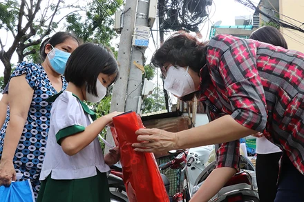 Trao quà trung thu cho trẻ em mồi côi vì Covid-19. (Ảnh: HÀ VĂN ĐẠO)