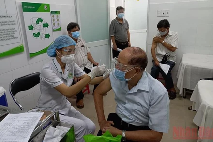 Tiêm vaccine phòng Covid-19 cho người dân TP Thủ Đức.