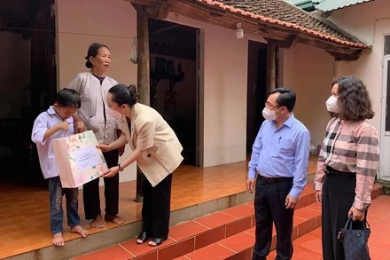 Trao thiết bị học tập tới các em nhỏ ở huyện Thạch Thất.