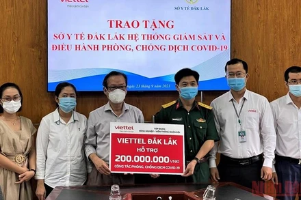 Lãnh đạo Viettel Đắk Lắk trao tặng tượng trưng giá trị hệ thống thiết bị giám sát, điều hành phòng, chống dịch Covid-19 cho Sở Y tế Đắk Lắk. (Ảnh: NGUYỄN CÔNG LÝ).