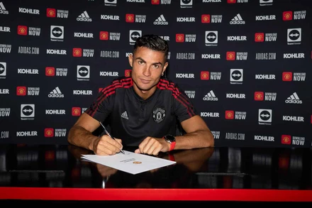 Ronaldo đặt bút ký hợp đồng 2 năm với đội bóng cũ. (Ảnh: Manchester United)