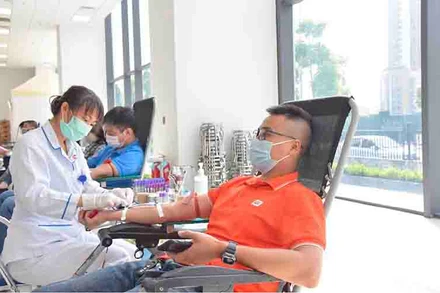 Cán bộ, nhân viên FPT tham gia hiến máu.