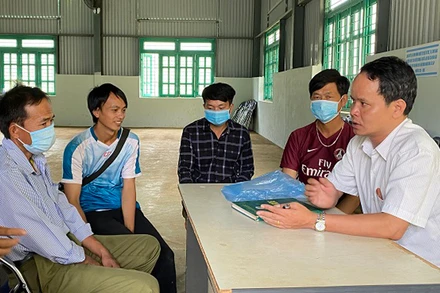 Cán bộ Ban Quản lý rừng phòng hộ Tuần Giáo hướng dẫn chủ rừng xã Phình Sáng (huyện Tuần Giáo) kỹ năng sử dụng hiệu quả tiền dịch vụ môi trường rừng.