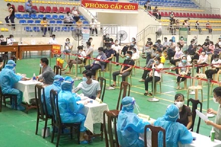 Ngành y tế Quảng Bình tổ chức tiêm vaccine cho các đối tượng ưu tiên.