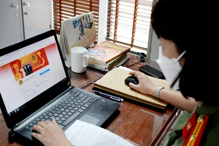 Cán bộ, chiến sĩ Công an tỉnh Quảng Nam luôn cập nhật, khai thác thông trên Trang fanpage “Công an Quảng Nam”.