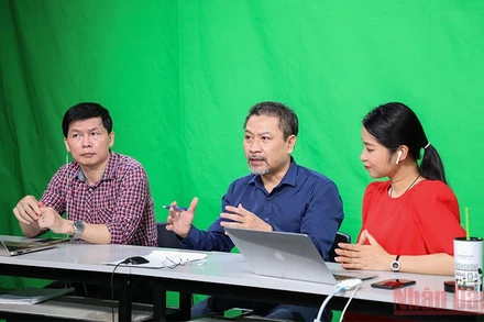 Các chuyên gia thảo luận về nghiệp vụ sư phạm trong dạy học trực tuyến ở tiểu học. 