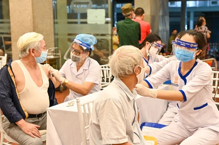 Xét nghiệm diện rộng và tiêm vaccine phòng Covid-19, một trong những giải pháp giúp Hà Nội ngăn chặn dịch lây lan trong cộng đồng. (Ảnh: DUY LINH)