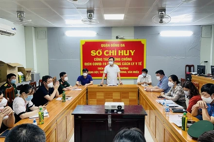 Thường trực Quận ủy Đống Đa làm việc với Sở Chỉ huy tiền phương.