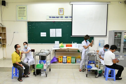 Hà Nội đẩy nhanh tiêm chủng. (Ảnh minh họa)