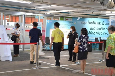 Người dân xếp hàng chờ tiêm vaccine tại một trung tâm tiêm chủng ở Bangkok. (Ảnh: NAM ĐÔNG)