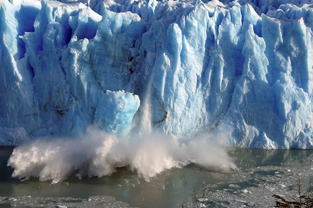 Những mảnh băng vỡ ra từ sông băng Perito Moreno ở miền nam Argentina. (Ảnh: Reuters)