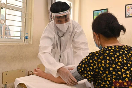 Khám sàng lọc trước khi tiêm vaccine phòng Covid-19 tại Hà Nội. (Ảnh: ĐĂNG ANH)