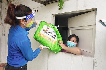 Thanh niên tình nguyện mang “Túi an sinh” đến trao tặng người dân có hoàn cảnh khó khăn trong dịch bệnh.