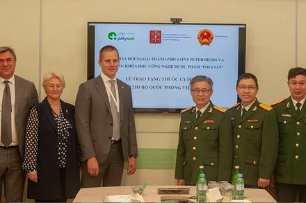 Lễ bàn giao lô thuốc điều trị Covid-19 cho Việt Nam. 