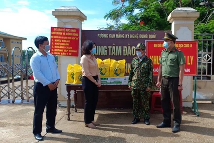 Gần 250 suất quà hỗ trợ chăm sóc, điều trị cho trẻ đang điều trị Covid-19 nhằm động viên gia đình và trẻ em vượt qua khó khăn.