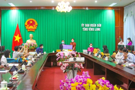 Lãnh đạo Công ty Công ty TNHH DE HEUS trao tặng 500 máy tính bảng cho lãnh đạo Sở Giáo dục và Đào tạo tỉnh Vĩnh Long vào chiều 24/9. (Ảnh: Bá Dũng).