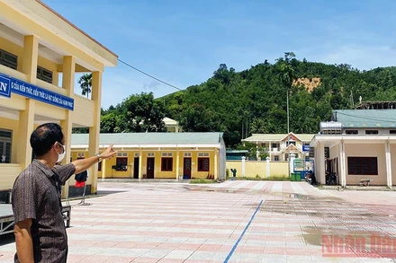 Cách khu cách ly tập trung tại Trường Phổ thông Dân tộc nội trú Tây Trà hơn 500m là khu vực sạt lở núi. 