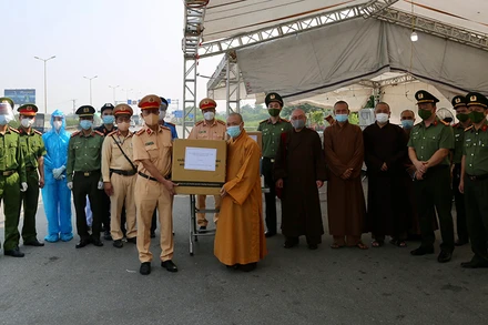 Hòa thượng Thích Bảo Nghiêm tặng quà cho lực lượng làm nhiệm vụ tại chốt kiểm soát phòng, chống dịch.