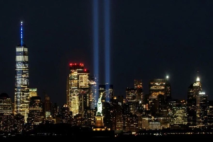 Cứ vào ngày 11/9 hằng năm, TP New York lại chiếu đèn tưởng niệm, tượng trưng cho tòa tháp đôi của Trung tâm Thương mại thế giới. (Ảnh: Reuters)