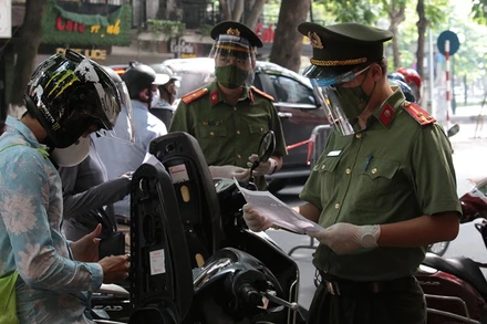 Người dân được cấp Giấy đi đường phải khai báo y tế qua website trước khi tham gia giao thông.