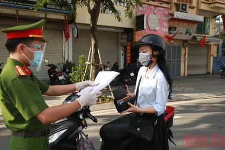 Lực lượng chức năng của thành phố sẽ tăng cường kiểm tra việc sử dụng giấy đi đường.