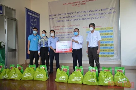 Tổ chức GNI trao quà hỗ trợ tại quận Tân Phú.