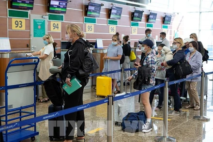 Hành khách làm thủ tục tại sân bay quốc tế Sheremetyevo ở Moskva. Ảnh: (THX/TTXVN)