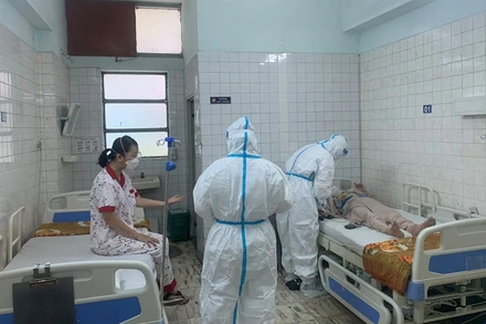 Chăm sóc bệnh nhân hậu Covid-19 ở Bệnh viện Thống Nhất. (Ảnh: Bộ Y tế)