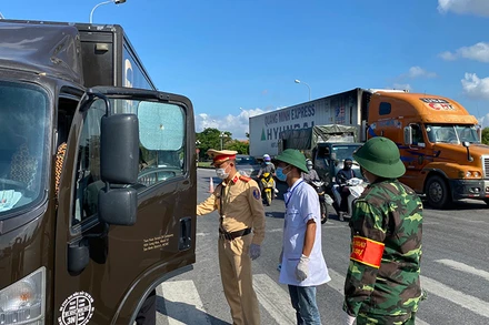 Lực lượng chốt kiểm soát dịch Covid-19 tỉnh Nam Định tăng cường kiểm soát phương tiện ra, vào tỉnh, kể cả phương tiện được ưu tiên như xe “luồng xanh”, xe cứu thương.