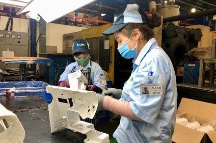 Sản xuất phụ tùng tại Công ty CP Nhựa Hiệp Hòa Việt Nam (huyện Đông Anh, Hà Nội).