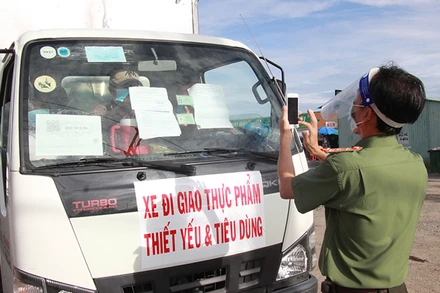 Hậu Giang kiểm soát chặt người và phương tiện ra vào địa bàn để phòng, chống dịch Covid-19.