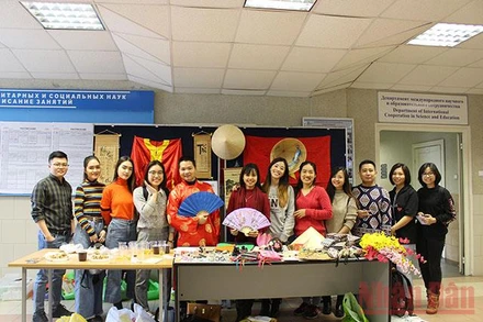 Giới thiệu ẩm thực và đồ lưu niệm Việt Nam tại Đại học tổng hợp Hữu nghị các dân tộc Nga, Moscow, LB Nga. (Ảnh: NAM ĐÔNG)