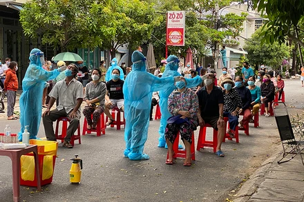 Phú Yên tiếp tục lấy mẫu xét nghiệm các khu vực nguy cơ cao trên địa bàn TP Tuy Hòa để mở rộng vùng xanh ao toàn.