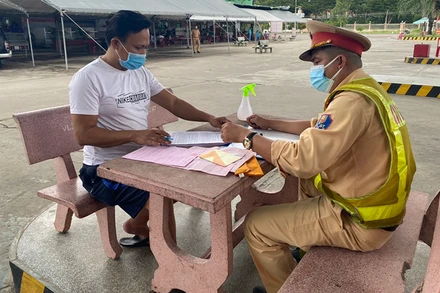 Lực lượng chức năng làm việc với Nguyễn Ngọc Hùng, lái xe 75A-170.78 đang dừng đỗ để nhận chuyển khách từ xe đông lạnh qua.