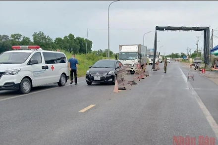 Chốt kiểm soát dịch Covid-19 tại nút giao cao tốc Hà Nội-Thái Nguyên vào Khu công nghiệp Yên Bình (Thái Nguyên).