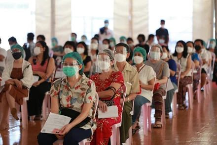 Người dân chờ tiêm vaccine ngừa Covid-19 tại Yangon, Myanmar, ngày 1/9/2021. (Ảnh: THX/TTXVN)