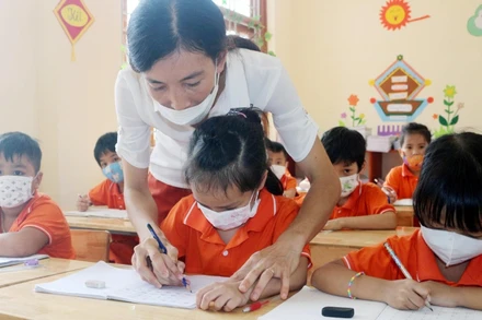 Các em học sinh ở Hà Nội, TP Hồ Chí Minh và Hải Dương được tiếp nhận học tập tại Trường tiểu học xã Chính Lý, huyện Lý Nhân.