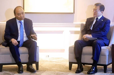 Chủ tịch nước Nguyễn Xuân Phúc gặp Tổng thống Hàn Quốc Moon Jae-in. 