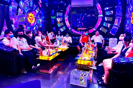Quán hát karaoke Nguyệt Anh 2, TP Lào Cai vi phạm quy định phòng, chống dịch Covid-19, bị lực lượng chức năng kiểm tra, xử lý, vào tối ngày 27/9.