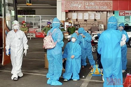 Các thai phụ và trẻ em được đón về an toàn. (Ảnh: Phan Hòa)