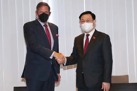 Chủ tịch Quốc hội Vương Đình Huệ tiếp đại diện Tập đoàn Exxon Mobil. (Ảnh: Doãn Tấn/TTXVN)