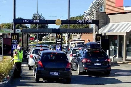 Người New Zealand xếp hàng mua đồ ăn mang về ở Wellington, ngày 1/9/2021, trong bối cảnh lệnh phong tỏa toàn quốc được nới lỏng, ngoại trừ tại thành phố lớn nhất nước Auckland. (Ảnh: Reuters)