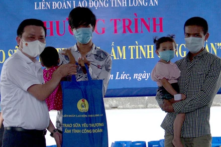Trao quà cho con công nhân tạm trú tại các khu nhà trọ trên địa bàn huyện Bến Lức, tỉnh Long An.