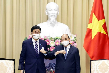 Chủ tịch nước Nguyễn Xuân Phúc và Bộ trưởng Quốc phòng Nhật Bản Kishi Nobuo. (Ảnh: Dương Giang/TTXVN)